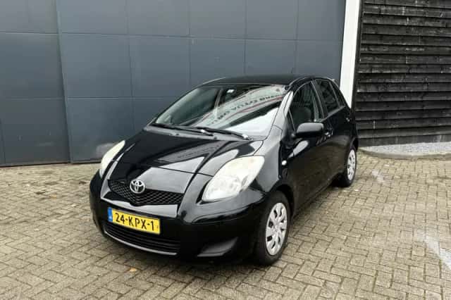 Toyota Yaris (2010) thumbnail 2