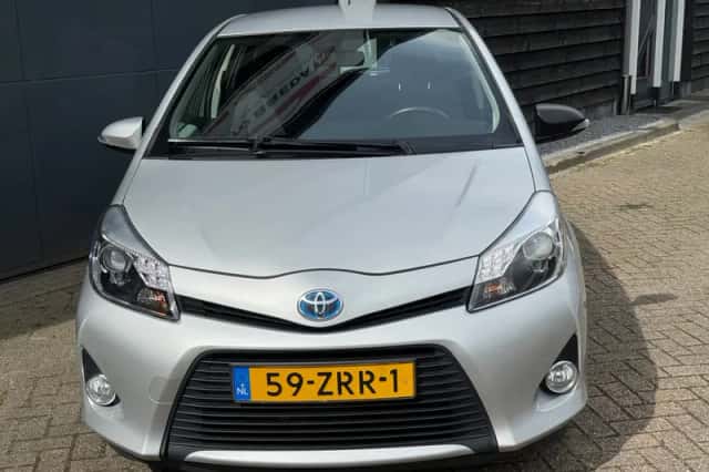 Toyota Yaris (2013) thumbnail 3