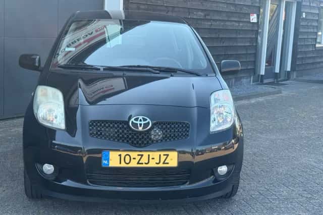 Toyota Yaris (2008) thumbnail 3