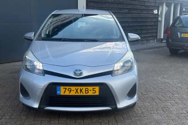 Toyota Yaris (2012) thumbnail 3