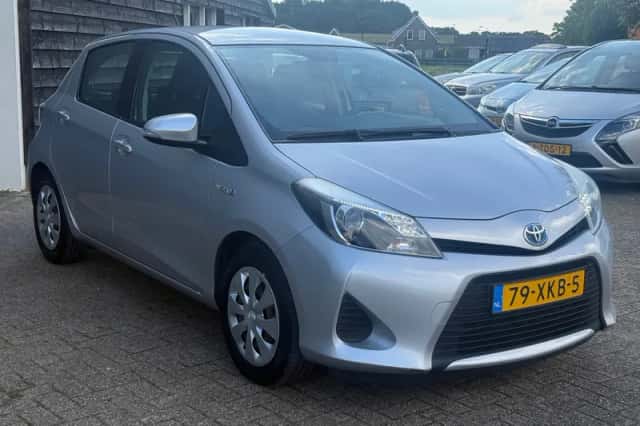 Toyota Yaris (2012) thumbnail 4