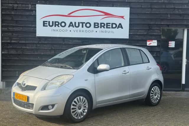 Toyota Yaris (2010) thumbnail 1