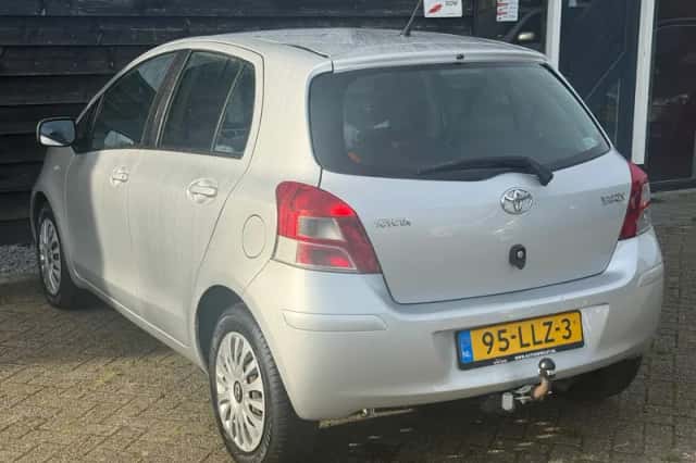 Toyota Yaris (2010) thumbnail 2