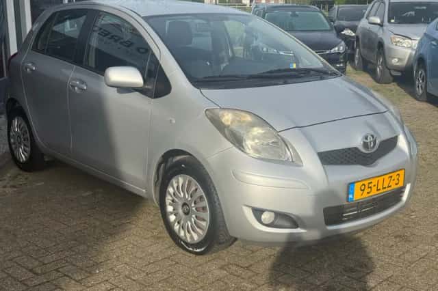 Toyota Yaris (2010) thumbnail 3