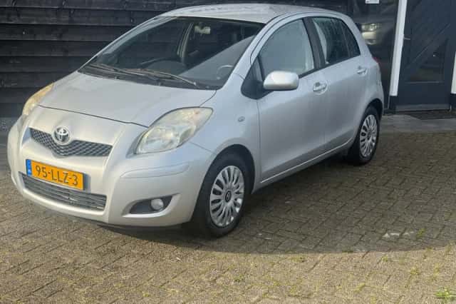 Toyota Yaris (2010) thumbnail 5