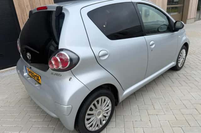 Toyota Aygo (2011) thumbnail 5