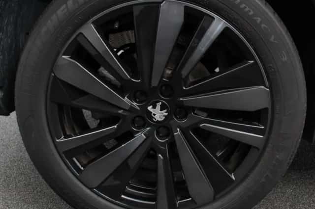 Peugeot 5008 (2024) thumbnail 4