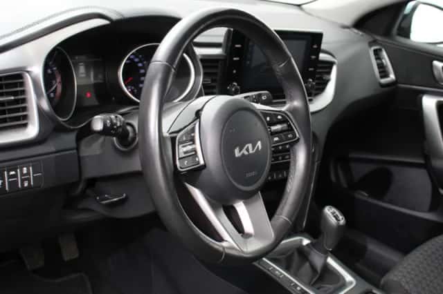 Kia Ceed (2023) thumbnail 2