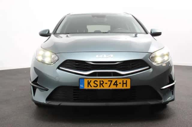 Kia Ceed (2023) thumbnail 4