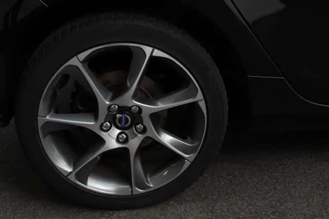 Volvo V40 (2016) thumbnail 3