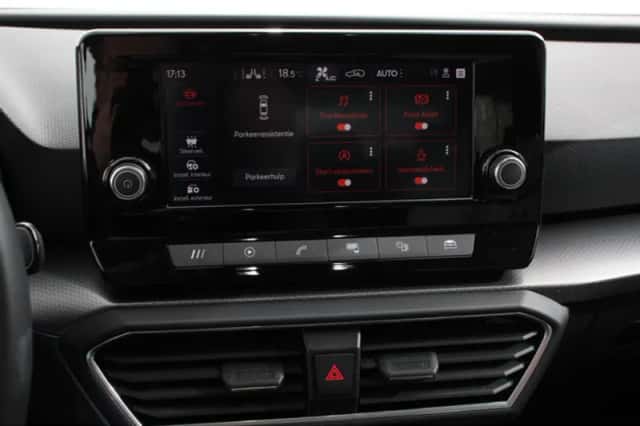 SEAT Leon (2021) thumbnail 3