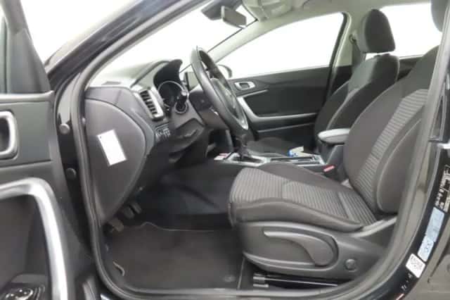 Kia Ceed (2023) thumbnail 2