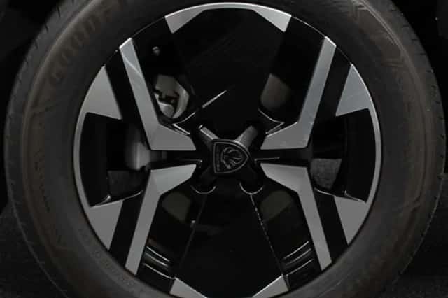 Peugeot 2008 (2024) thumbnail 4