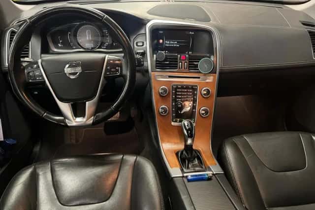 Volvo XC60 (2018) thumbnail 3