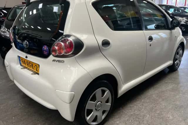 Toyota Aygo (2011) thumbnail 2