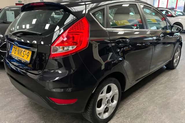 Ford Fiesta (2010) thumbnail 2