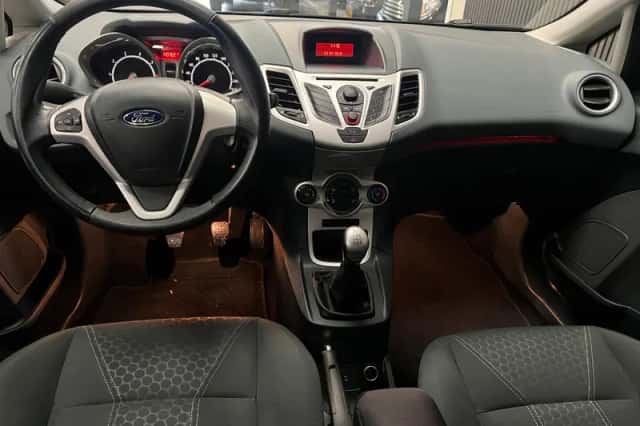 Ford Fiesta (2010) thumbnail 3