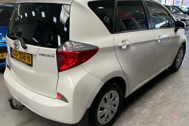 Toyota Verso S (2012) thumbnail 2