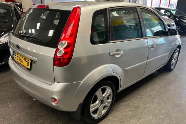 Ford Fiesta (2008) thumbnail 2
