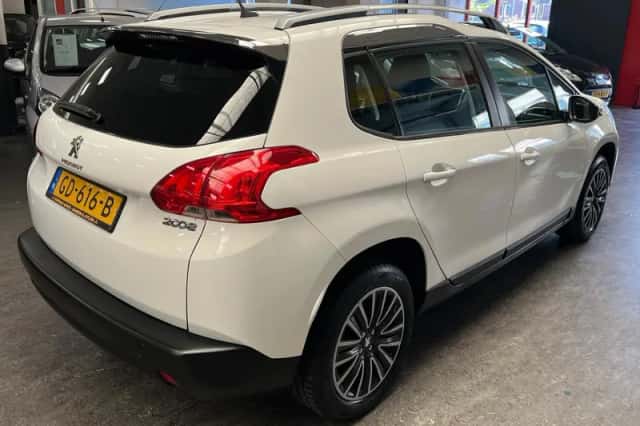 Peugeot 2008 (2015) thumbnail 2