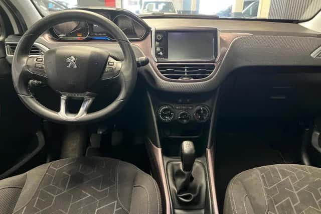 Peugeot 2008 (2015) thumbnail 3