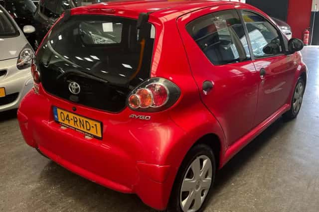 Toyota Aygo (2011) thumbnail 2