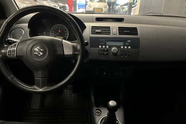 Suzuki Swift (2006) thumbnail 3