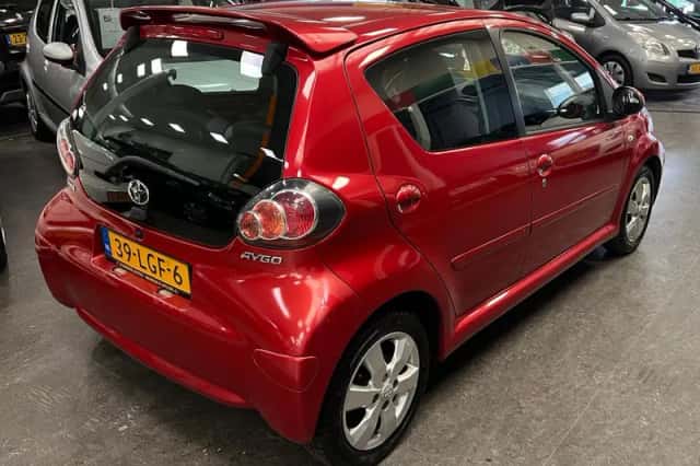 Toyota Aygo (2010) thumbnail 2