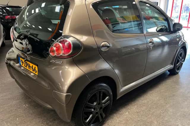Toyota Aygo (2013) thumbnail 2