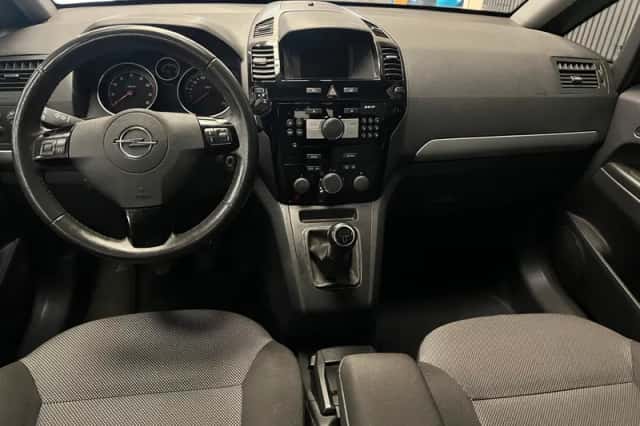 Opel Zafira (2012) thumbnail 3