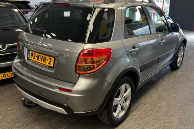Suzuki SX4 (2010) thumbnail 2