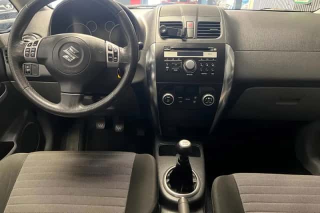 Suzuki SX4 (2010) thumbnail 3