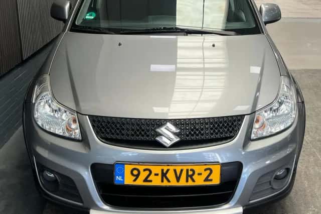 Suzuki SX4 (2010) thumbnail 5