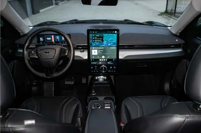 Ford Mustang (2022) thumbnail 2