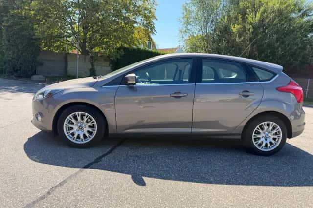 Ford Focus (2012) thumbnail 2