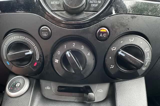 Mazda 2 (2012) thumbnail 6