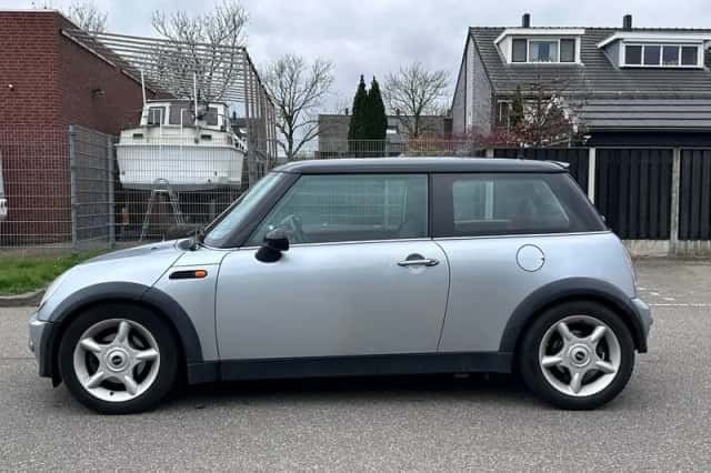 MINI Cooper (2002) thumbnail 2