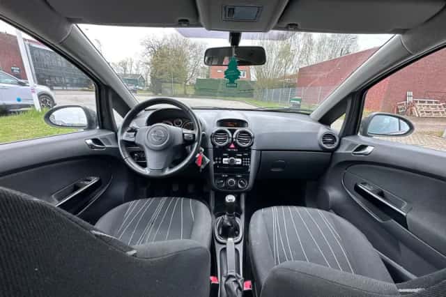 Opel Corsa (2010) thumbnail 4