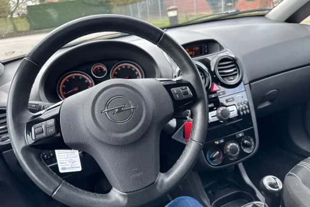 Opel Corsa (2010) thumbnail 5