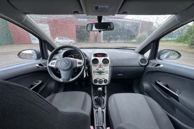 Opel Corsa (2010) thumbnail 4