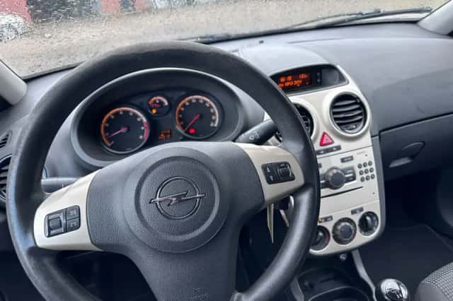 Opel Corsa (2010) thumbnail 6