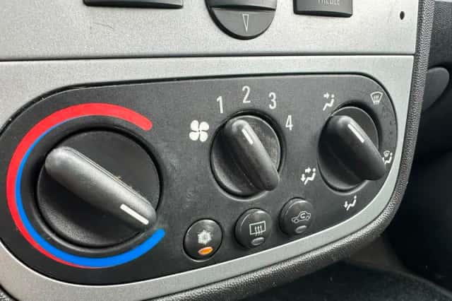 Opel Corsa (2006) thumbnail 5