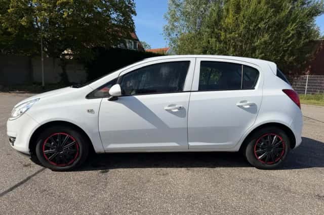Opel Corsa (2009) thumbnail 2