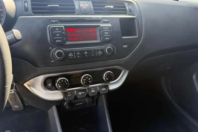 Kia Rio (2014) thumbnail 6