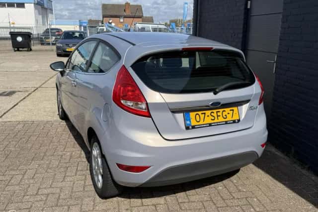 Ford Fiesta (2011) thumbnail 2