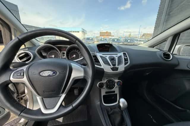Ford Fiesta (2011) thumbnail 4