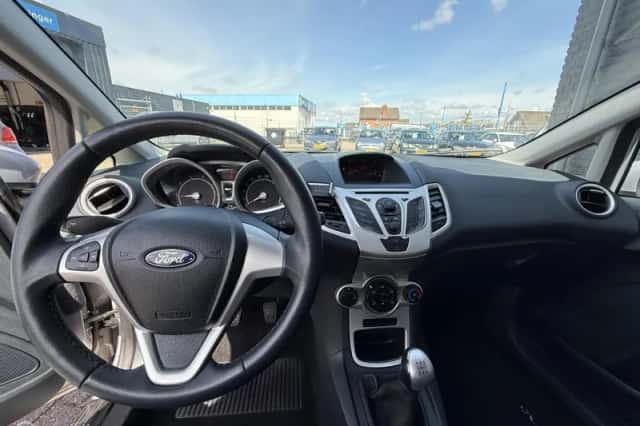 Ford Fiesta (2011) thumbnail 5