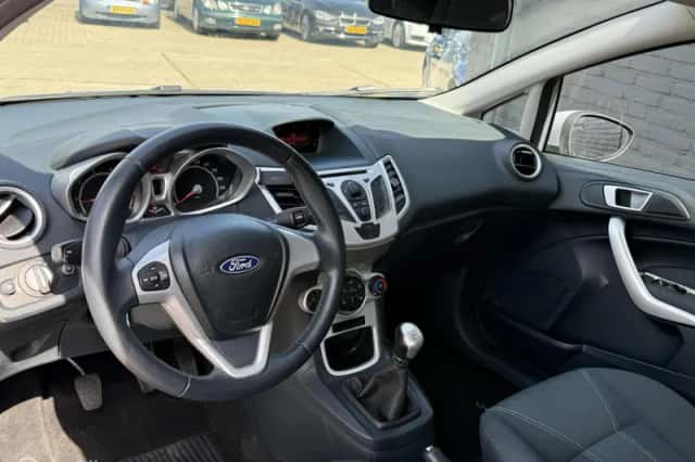 Ford Fiesta (2011) thumbnail 6