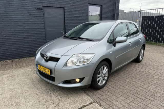 Toyota Auris (2009) thumbnail 1