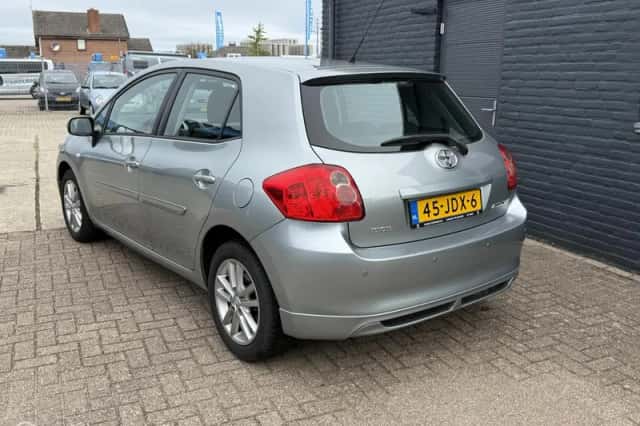 Toyota Auris (2009) thumbnail 2